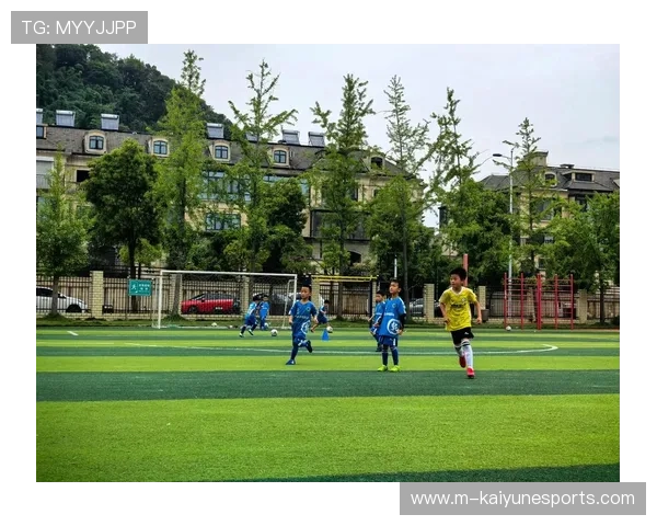 足球明星转战篮球场展现运动全能实力瞬间引热议 足球明星转战篮球场展现运动全能实力瞬间引热议